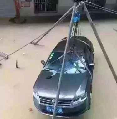 使用手拉葫蘆、吊裝帶和起重三腳架進(jìn)行修車